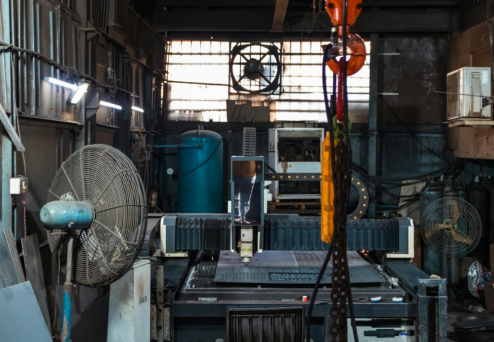 Machine de découpe laser industrielle dans un atelier