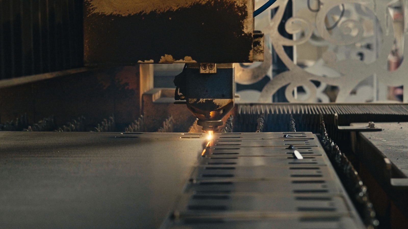 Gros plan d'une machine de découpe laser tranchant le métal