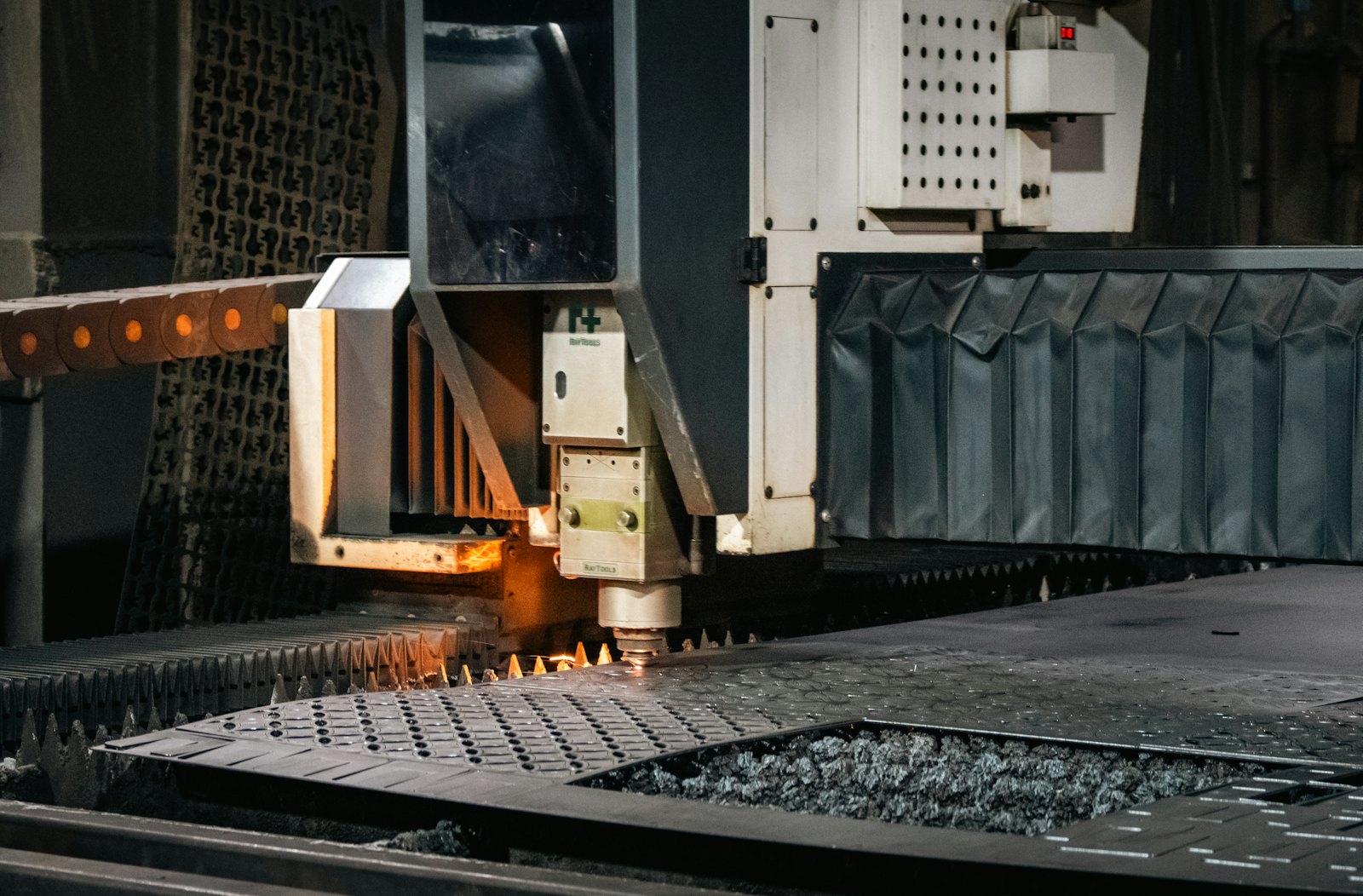 Découpe laser industrielle d'une tôle métallique